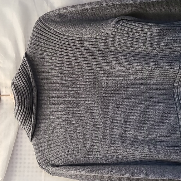 Basic H&M sweater - Picture 7 of 8